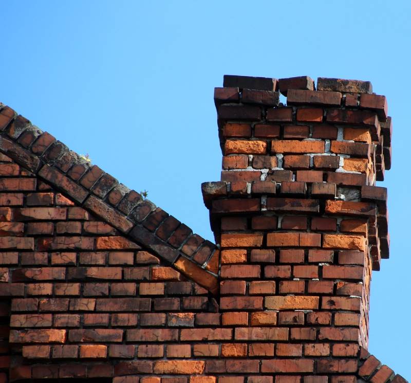 Signs Your Miami Home Needs a Chimney Inspection Blog Article - Damaged chimney on an Miami home showing cracks and missing mortar
